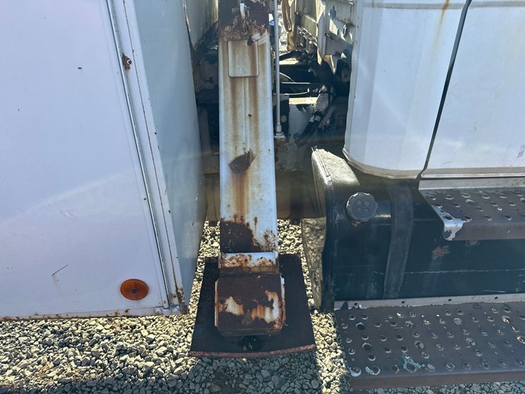 1998-freightliner-fl70-image-53