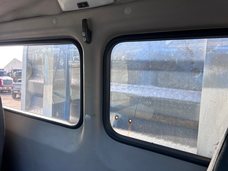 #1680-•-2003-freightliner-day-cab-truck-tractor-image-53