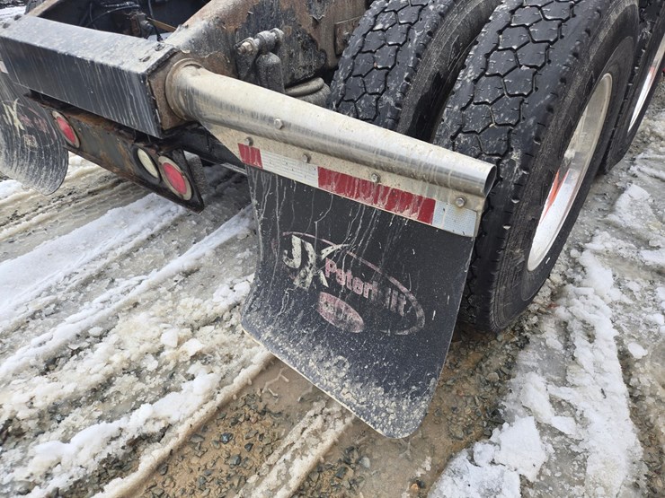 peterbilt-579-image-31