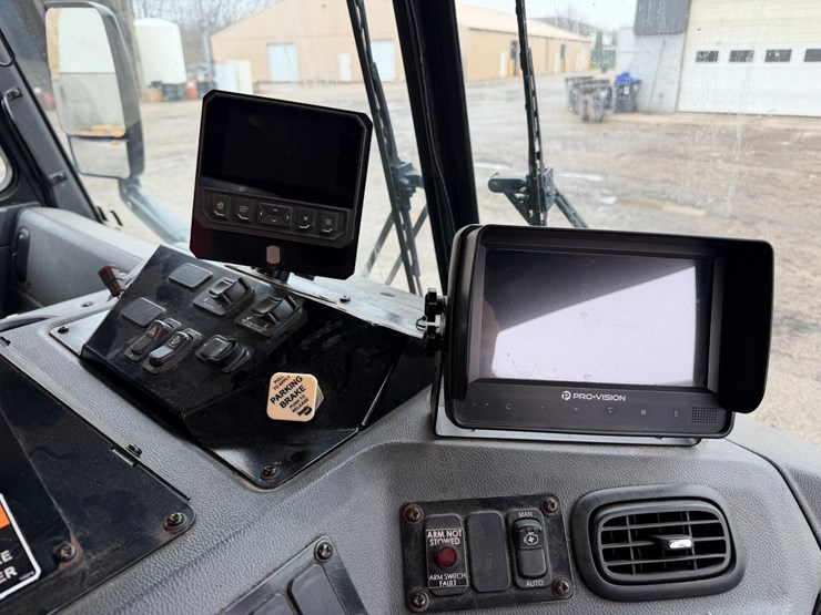 #1360-•-2019-peterbilt-pb520-side-load-garbage-truck-image-60