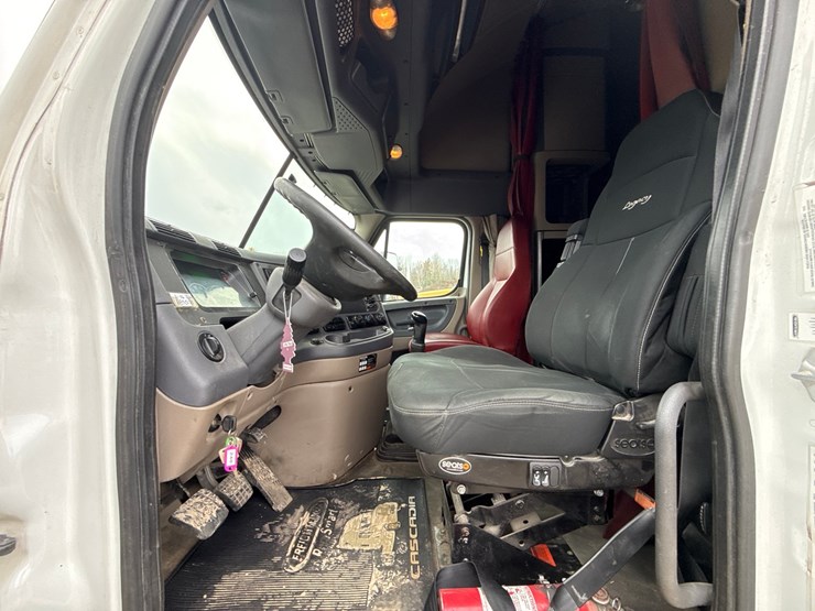 2016-massey-ferguson-8-image-58