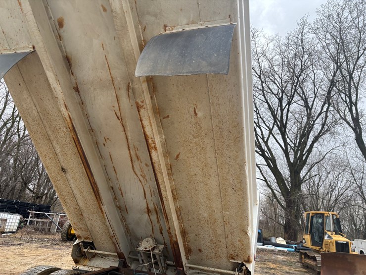 1997-ford-lt8000-image-69