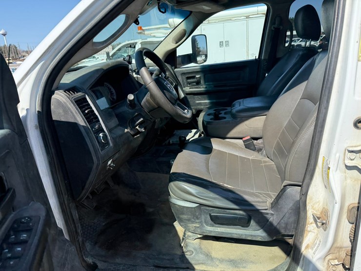 #1062-•-2015-ram-5500-heavy-duty-service-truck-image-28