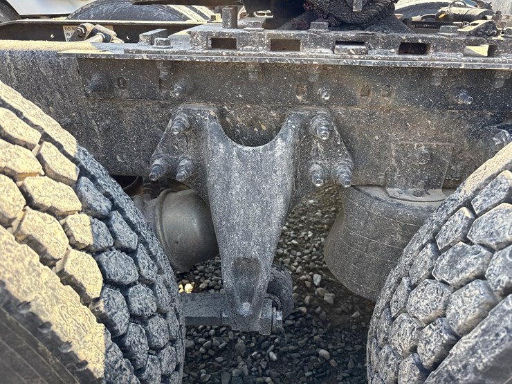 #2199-•-2020-international-a26-sleeper-cab-truck-tractor-image-39