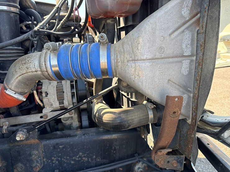 2010-international-7400-image-17