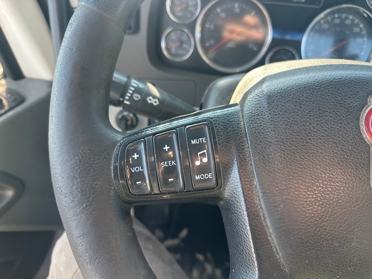 2017-kenworth-t680-image-33