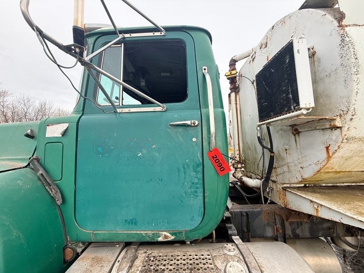 1999-mack-dm690-image-33