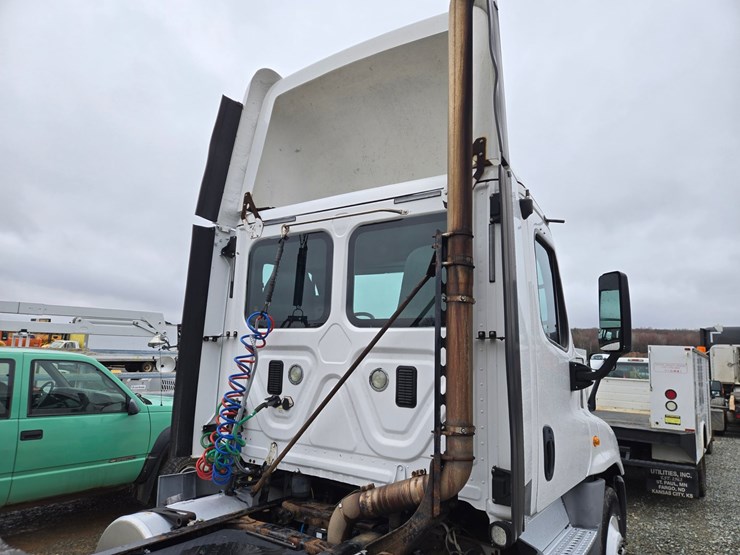 2016-freightliner-cascadia-125-image-18
