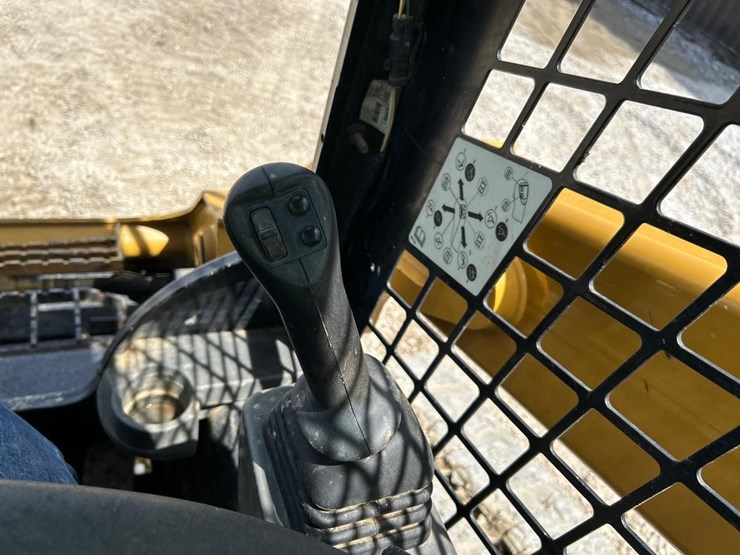 2021-caterpillar-289d3-image-21