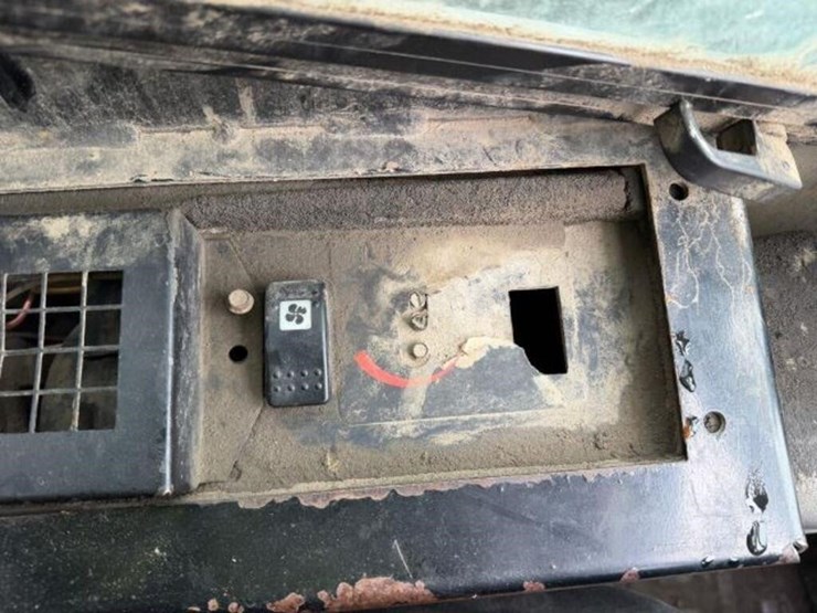 2009-caterpillar-232b2-image-13