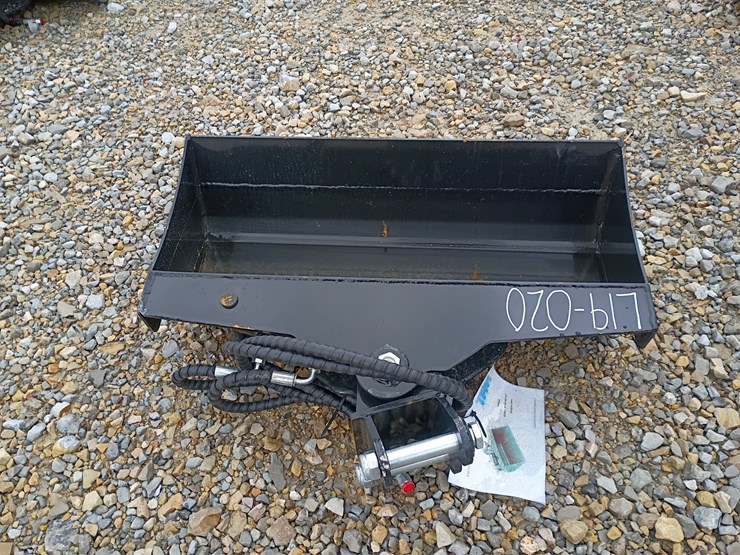 #l19-020-•-tpm-32"-bucket-mini-excavator-attachment-image-3