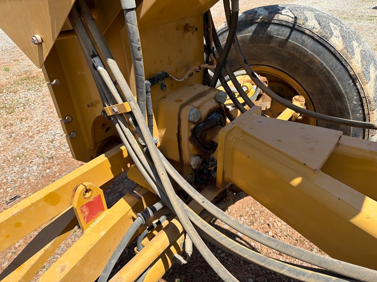 2018-caterpillar-12m3-image-14