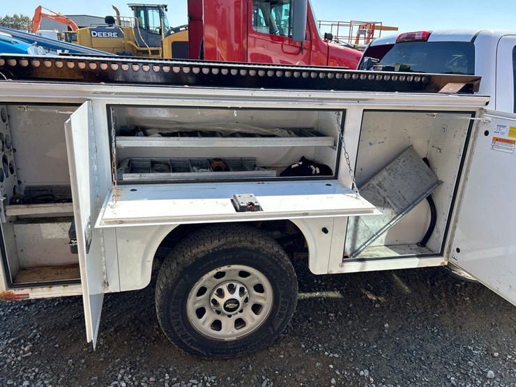 2018-chevrolet-3500-image-17