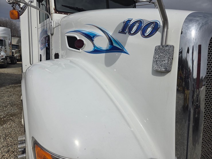 2007-peterbilt-579-image-11