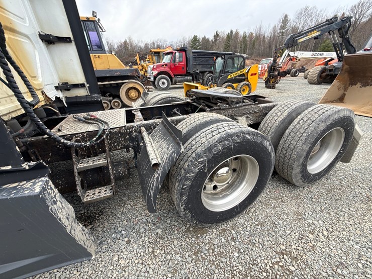 2016-massey-ferguson-8-image-29
