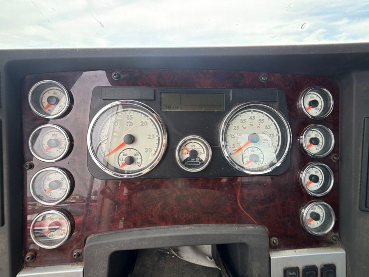 2018-freightliner-122sd-image-68