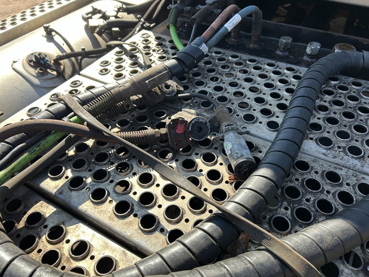 2020-kenworth-t880-image-35