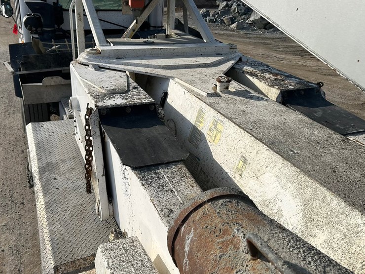 #2237-•-2006-mack-tri-axle-concrete-placement-truck-image-26