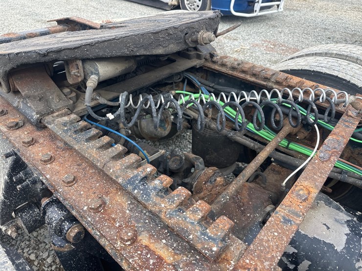 2017-massey-ferguson-8-image-26