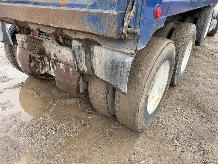 #1049-•-2005-mack-granite-tri-axle-dump-image-19