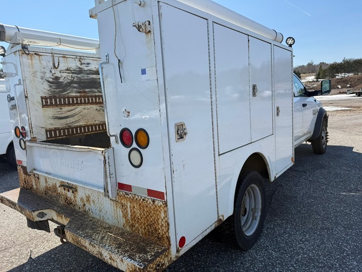 #1062-•-2015-ram-5500-heavy-duty-service-truck-image-13