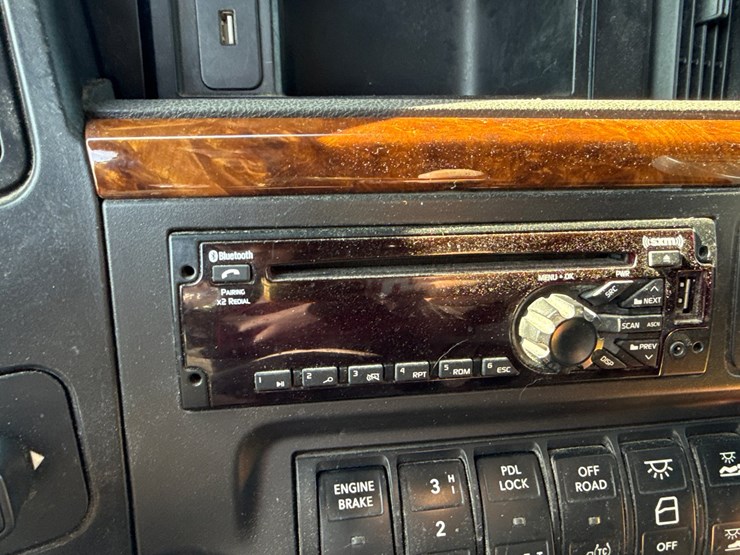 #2199-•-2020-international-a26-sleeper-cab-truck-tractor-image-85