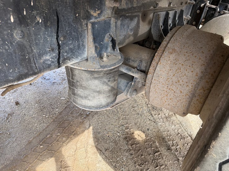 #1049-•-2005-mack-granite-tri-axle-dump-image-39