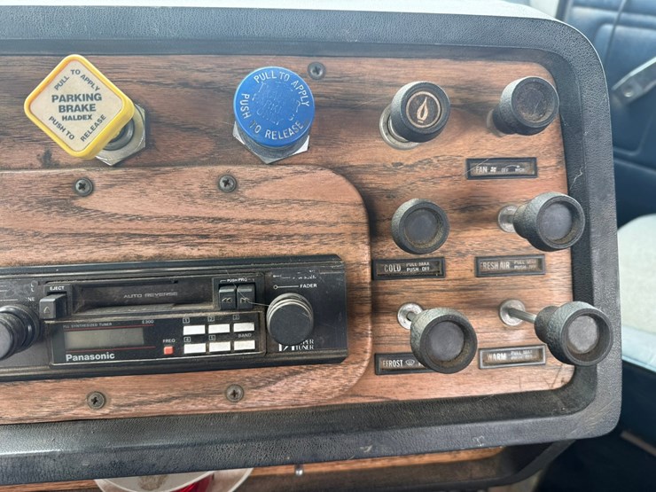 #1117-•-volvo-whitegmc-day-cab-truck-tractor-image-66