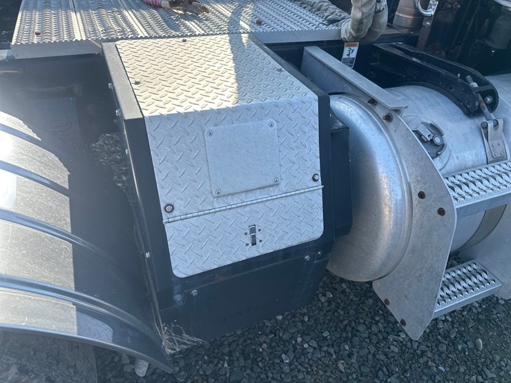 2013-peterbilt-365-image-23