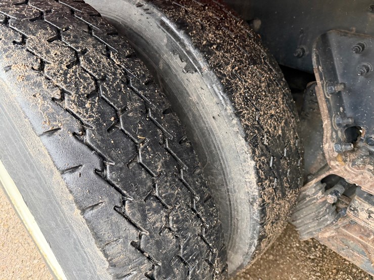 #1360-•-2019-peterbilt-pb520-side-load-garbage-truck-image-76