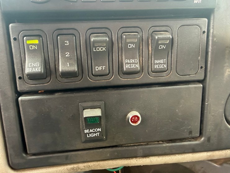 2012-international-7400-image-65