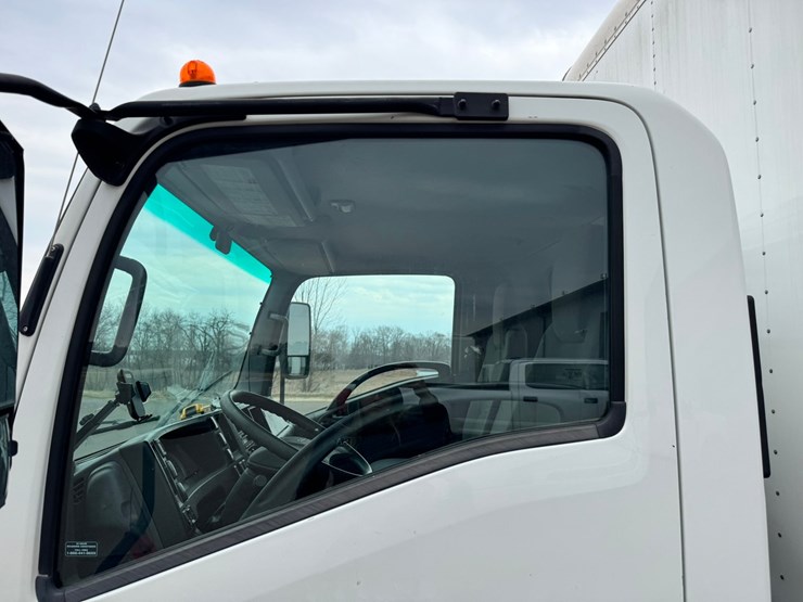 2019-isuzu-nrr-image-10