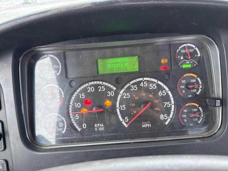 2016-massey-ferguson-8-image-42