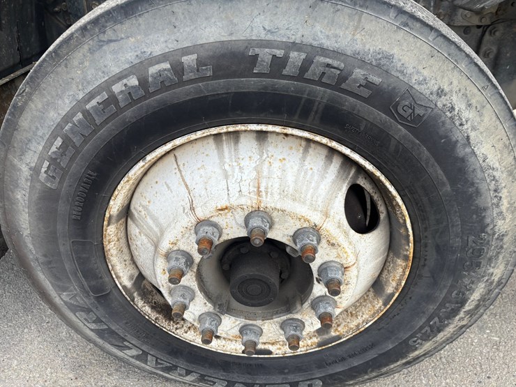 2005-gmc-t7500-image-99