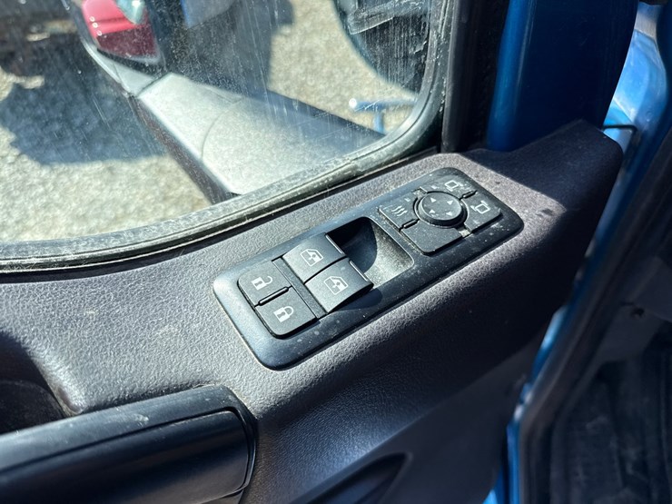 #2199-•-2020-international-a26-sleeper-cab-truck-tractor-image-72