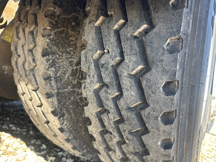 2014-massey-ferguson-8-image-70