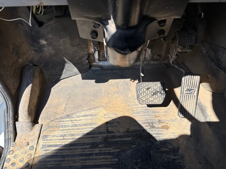 2002-freightliner-fl80-image-51