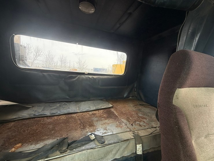 #1117-•-volvo-whitegmc-day-cab-truck-tractor-image-75