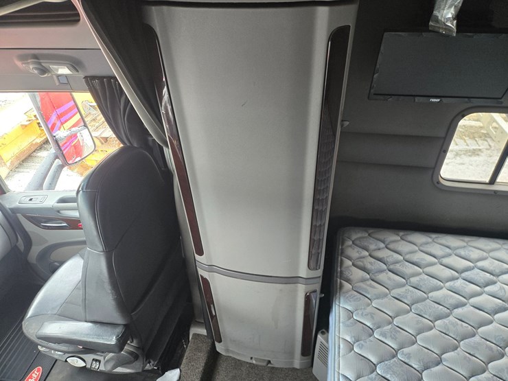 peterbilt-579-image-94