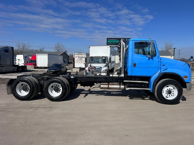 #1680-•-2003-freightliner-day-cab-truck-tractor-image-6