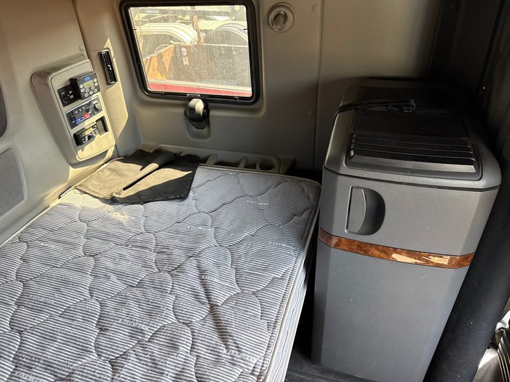 #2199-•-2020-international-a26-sleeper-cab-truck-tractor-image-75