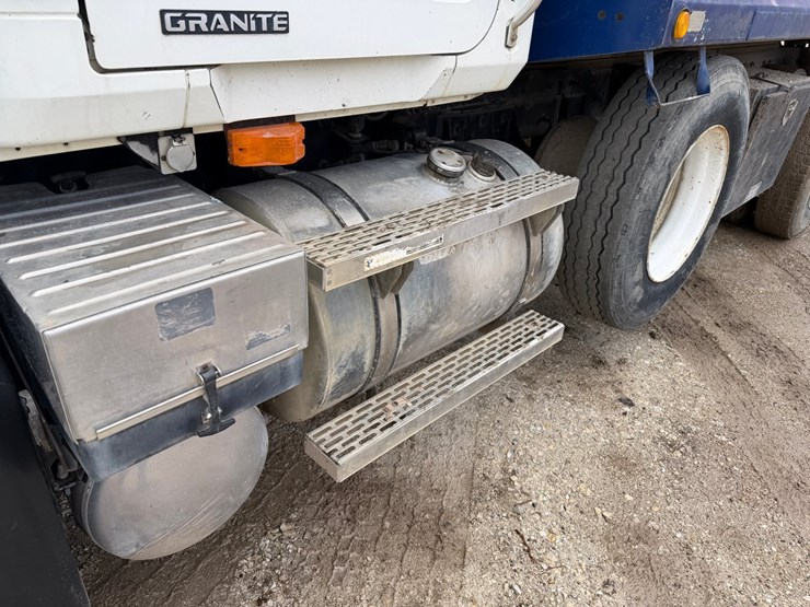 #1049-•-2005-mack-granite-tri-axle-dump-image-11