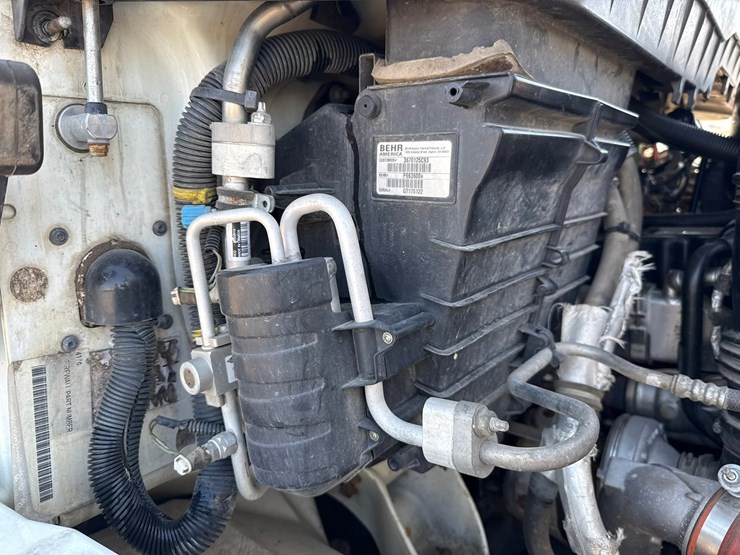 2010-international-7400-image-22