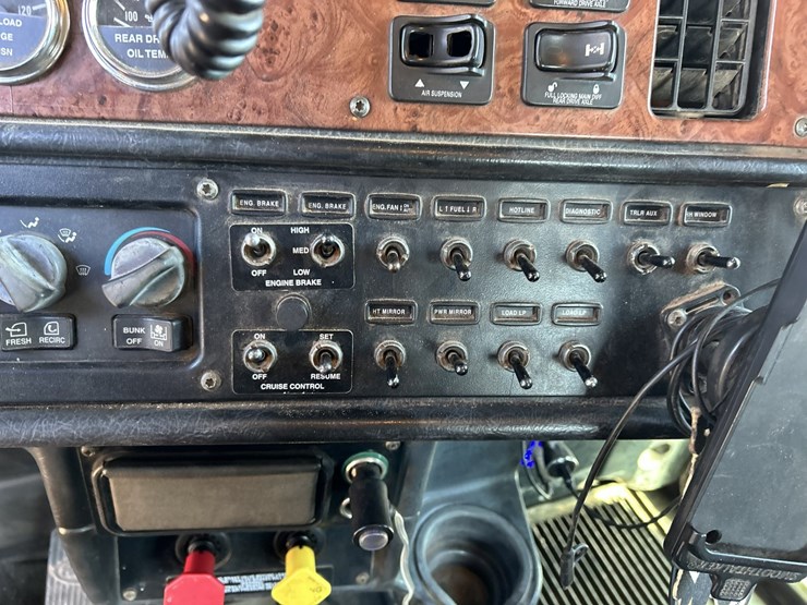 2005-peterbilt-379-image-75