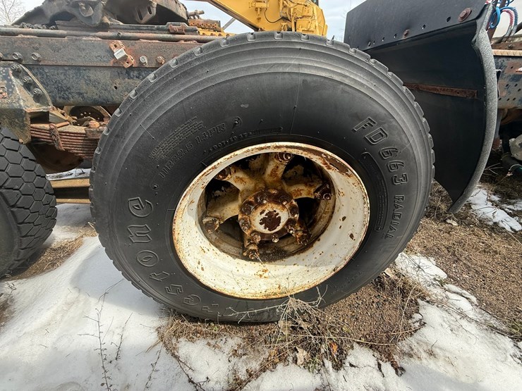 #1117-•-volvo-whitegmc-day-cab-truck-tractor-image-83