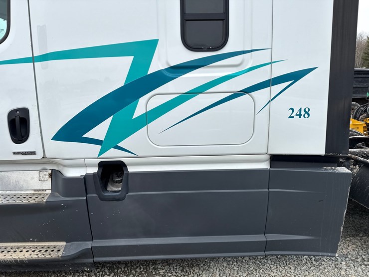 2016-massey-ferguson-8-image-55