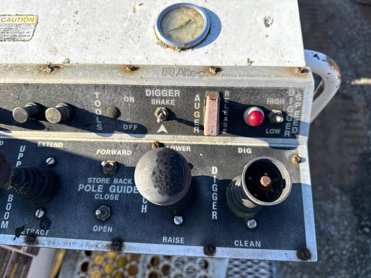 1998-freightliner-fl70-image-46