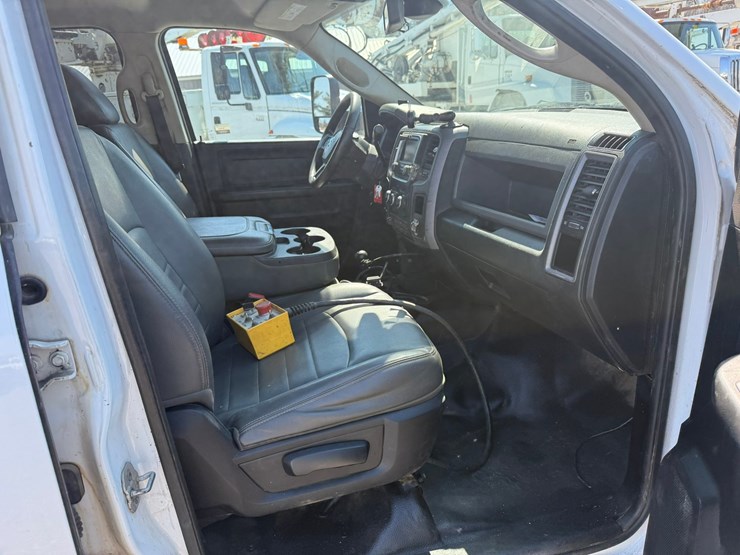 #1064-•-2015-ram-5500-heavy-duty-service-truck-image-17