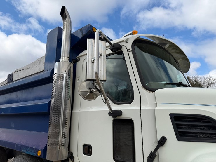 #1049-•-2005-mack-granite-tri-axle-dump-image-26