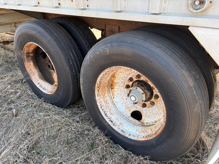1980-cornhusker-800c-hopper-trailer-image-7